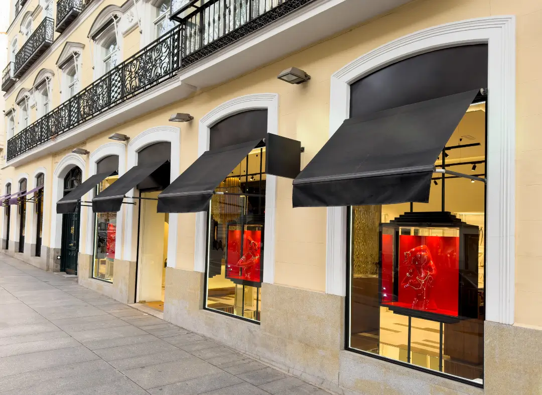 Façade vitrine de magasin en aluminium sur mesure à Saint-Hilaire-de-Brethmas